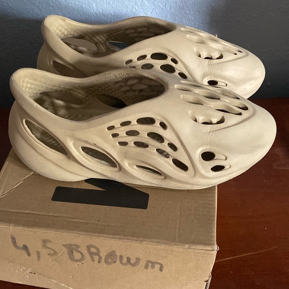 Yeezy slides size 11 kids youth teen - Picture 3 of 4